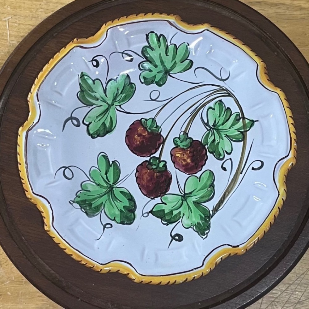 Vtg Italy 25/T Hand Painted Raspberry Majolica Ceramic Scalloped Plate 8.5"